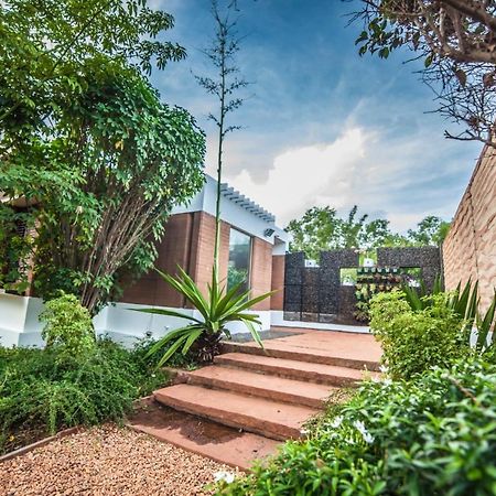 bougan villa Auroville Exteriör bild